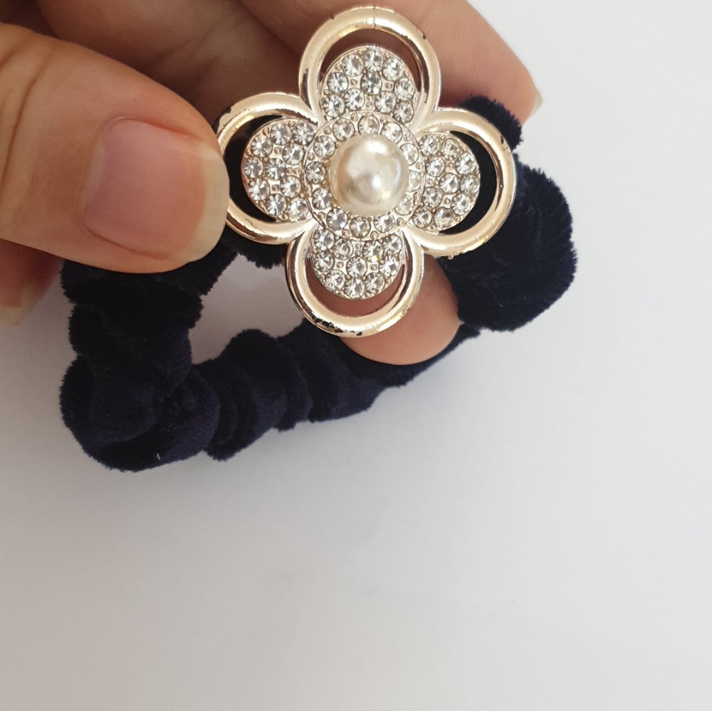 hair tie,baby,black